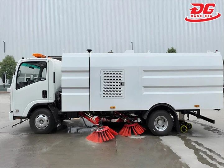 vận hành xe quét đường Isuzu