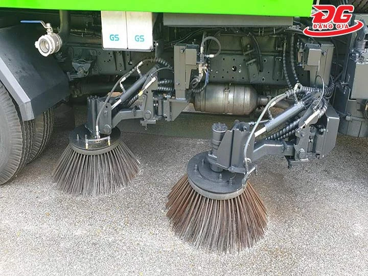 xe quét rác Isuzu làm sạch nhanh