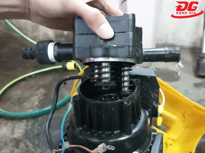 cách thay đầu bơm máy rửa xe mini khác loại