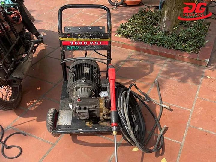 Kiểm tra từng chi tiết linh kiện