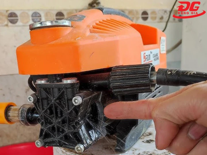 rò rỉ nước ở đầu bơm máy rửa xe gia đình