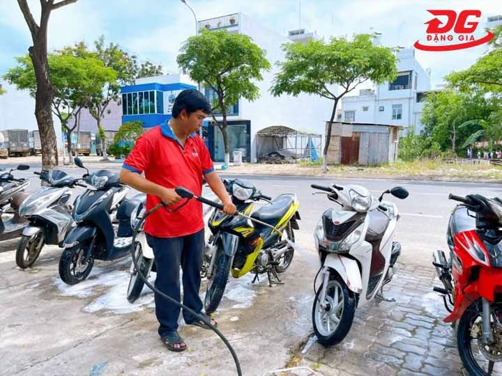 giá rửa xe ga xe số
