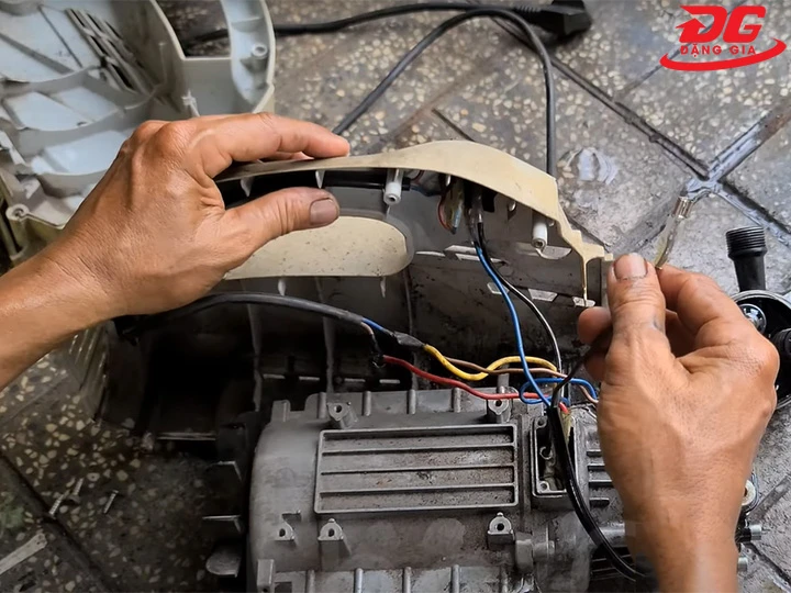 tiến hành đấu nối dây điện