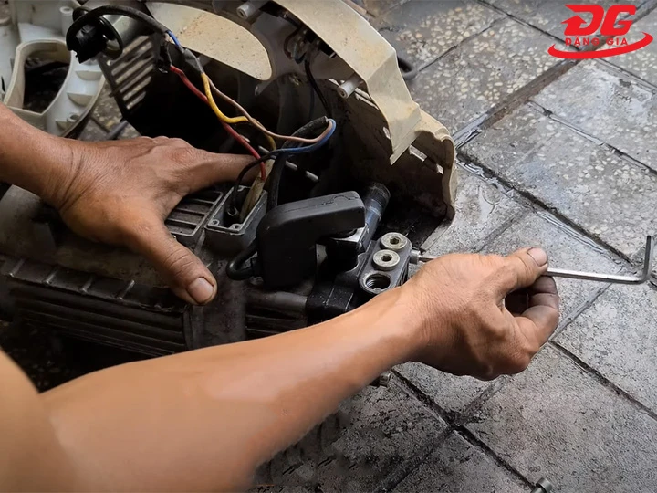 tiến hành tháo đầu bơm cũ