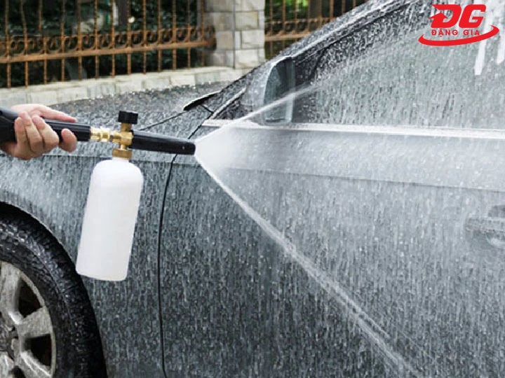 Cách sử dụng bình bọt tuyết rửa xe gắn súng