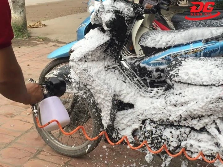 Cách sử dụng bình bọt tuyết rửa xe cầm tay