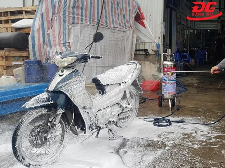 Cách sử dụng bình bọt tuyết rửa xe chuyên nghiệp