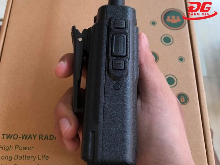 Cách lắp kẹp lưng bộ đàm