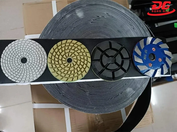 dùng đĩa mài chuyên dụng để tạo nhám bề mặt