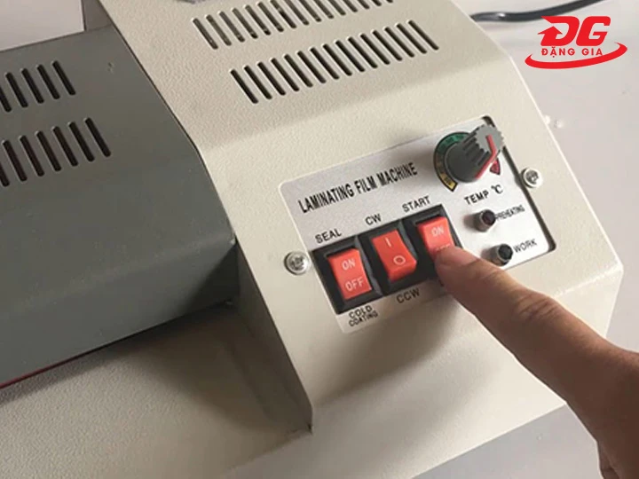 Hướng dẫn các bước dùng máy ép plastic A1 chuẩn chỉnh