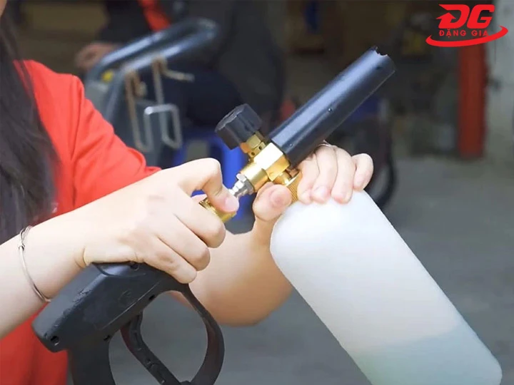 gắn bình bọt tuyết rửa xe