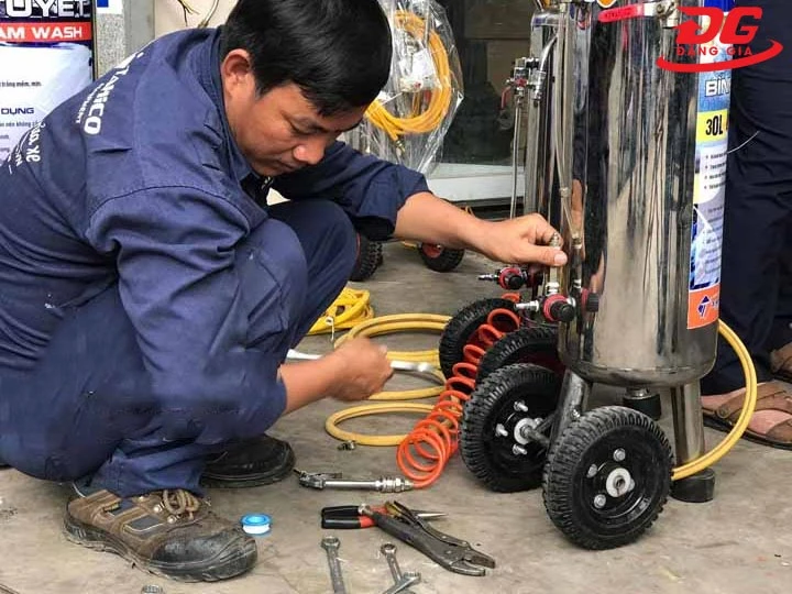 Lắp bình bọt tuyết rửa xe