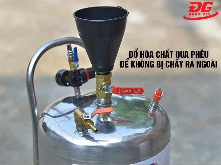 Phễu bình bọt tuyết rửa xe