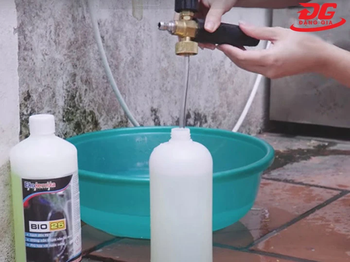 Pha hóa chất bình bọt tuyết rửa xe