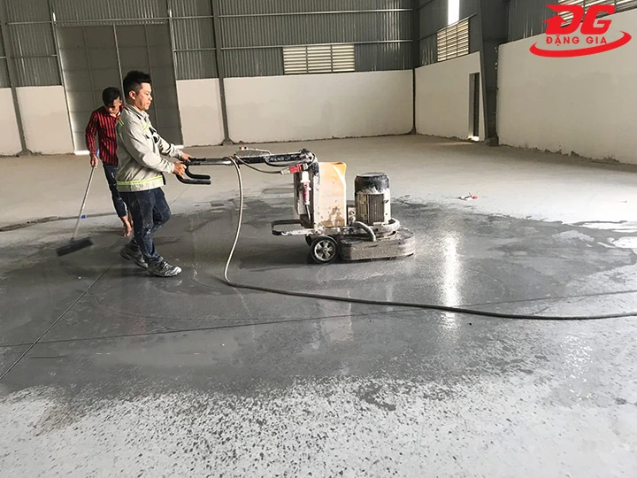 thực hiện đánh bóng mặt sàn