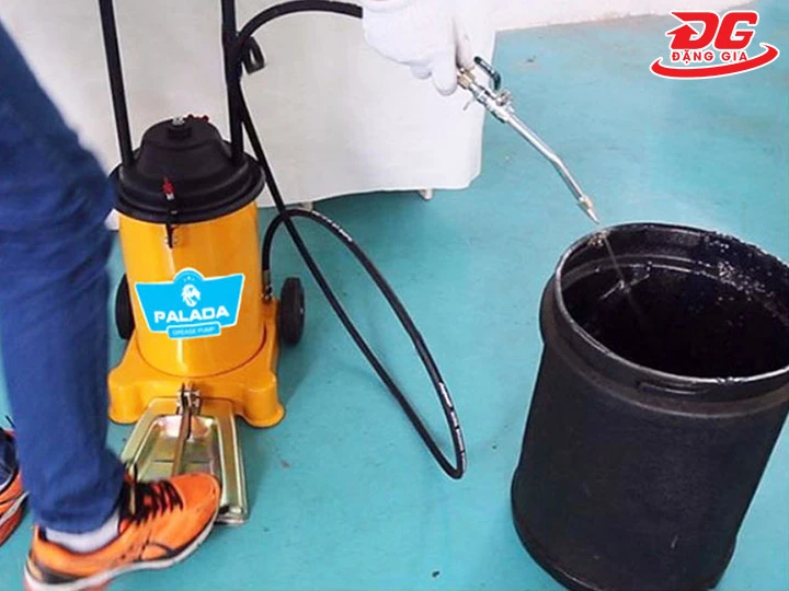 sử dụng máy bơm mỡ bằng chân Palada PD-6J