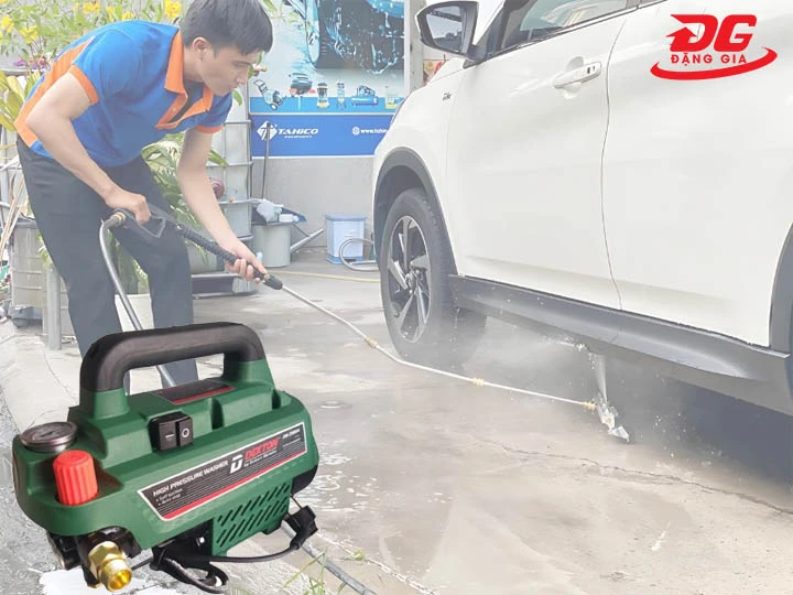 máy rửa xe Dekton xịt rửa mạnh