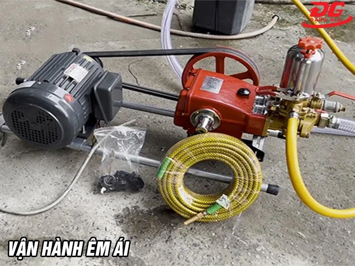 Máy rửa xe motor rời vận hành êm