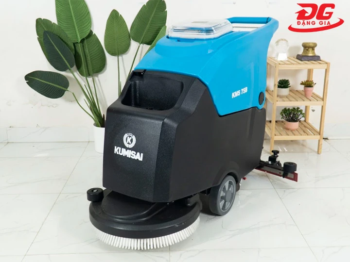 kết hợp nước lau sàn thơm cùng máy chà sàn