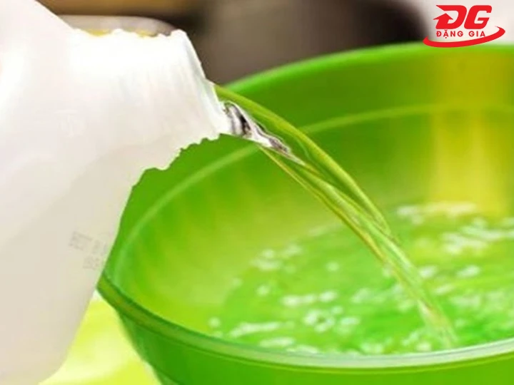 Pha chế dung dịch nước lau sàn thơm