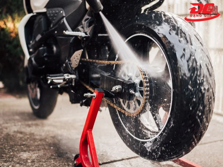 Tiệm rửa xe quận 11 Tú