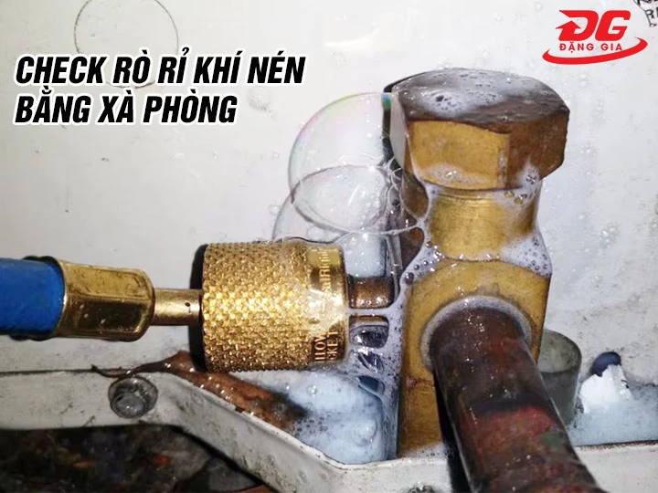 Dùng xà phòng check máy nén khí bị xì hơi 