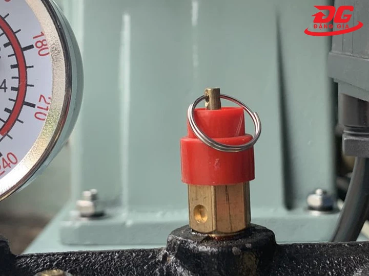 Thay mới van an toàn máy nén khí bị xì hơi