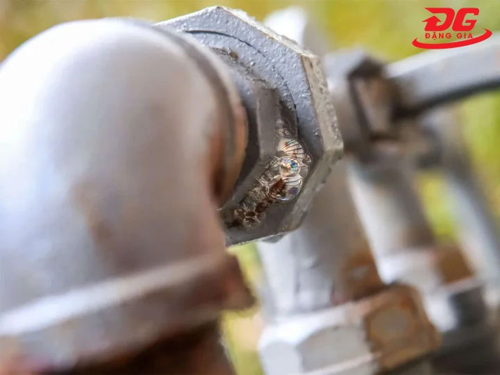 Máy nén khí bị xì hơi do ống dẫn