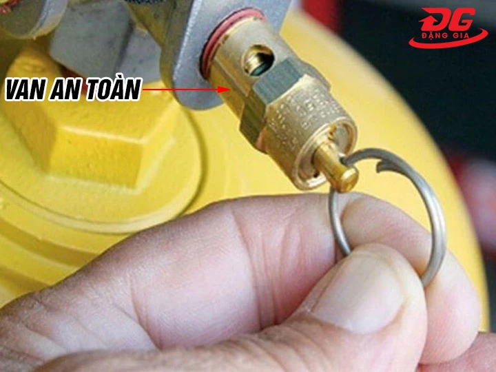 Máy nén khí bị xì hơi do van an toàn hỏng