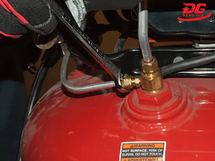 Siết chặt ốc vít máy nén khí bị xì hơi