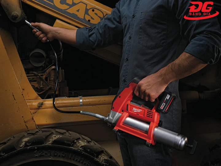 sử dụng súng bơm mỡ tra mỡ bò xanh