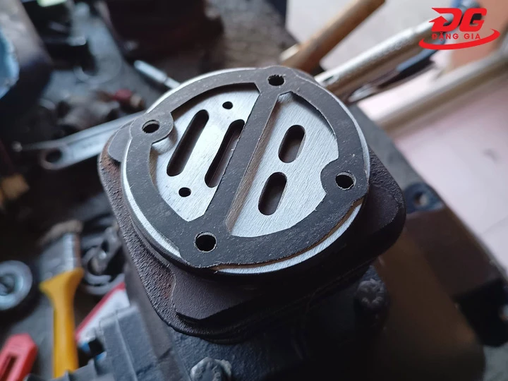 Thay mơi gioăng máy nén khí bị xì hơi