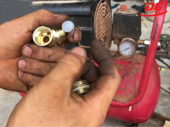 Thay mới van 1 chiều máy nén khí bị xì hơi 