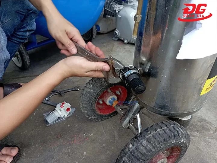 bình bọt tuyết cũ hay hỏng vặt