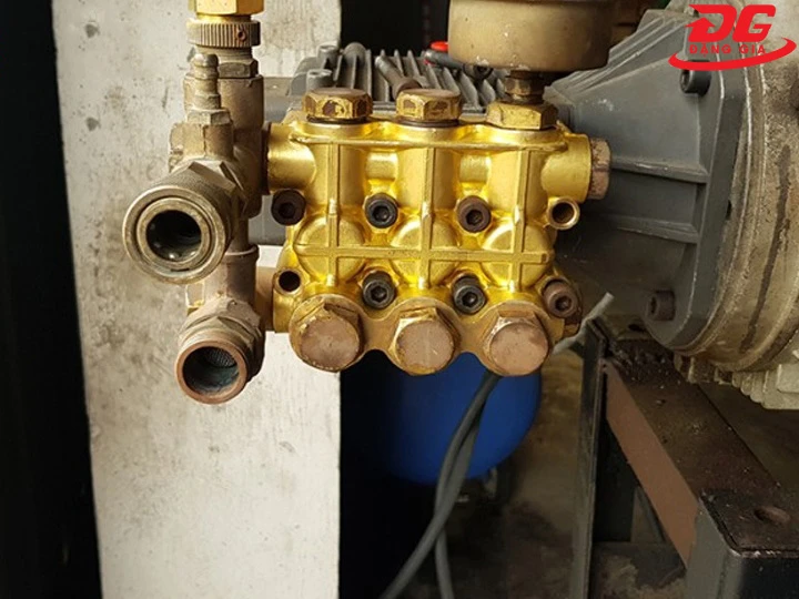 đầu bơm máy rửa xe đã cũ hỏng