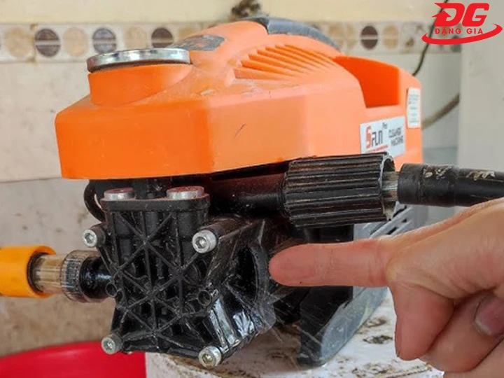 khớp nối máy rửa xe bị rò nước