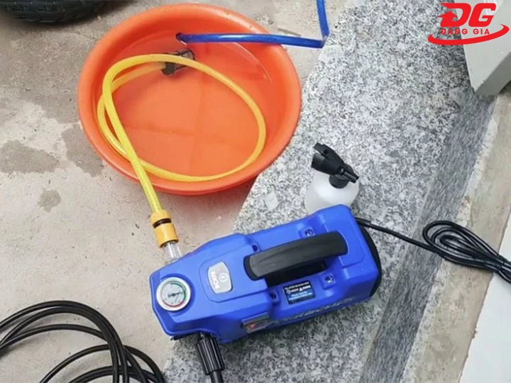 nguồn cấp nước cho máy rửa xe chứa cặn bẩn