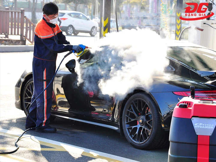áp lực phun mạnh mẽ giúp đánh bay nhanh vết bẩn, dầu mỡ