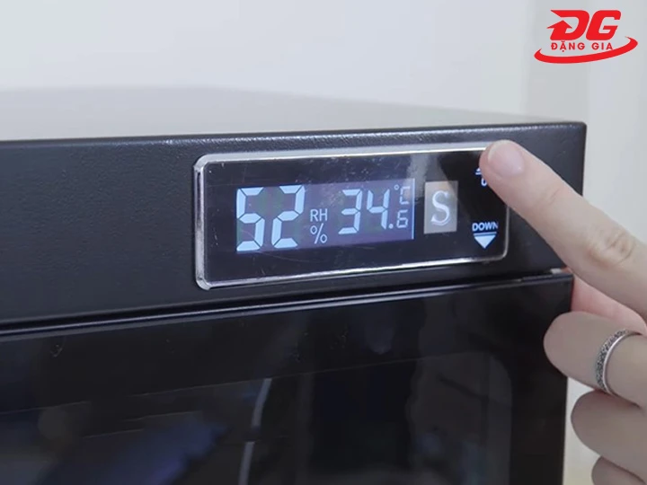 Chỉnh độ ẩm tủ chống ẩm 40L