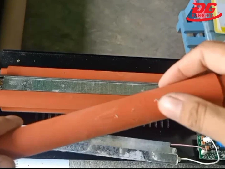 các bước thay thế rulo máy ép plastic