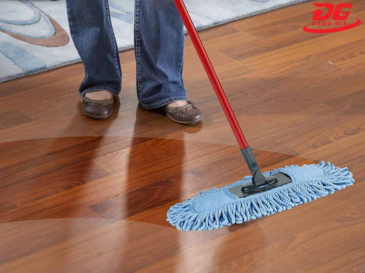 lau nhà bằng nước nóng xử lý vết bẩn cứng đầu