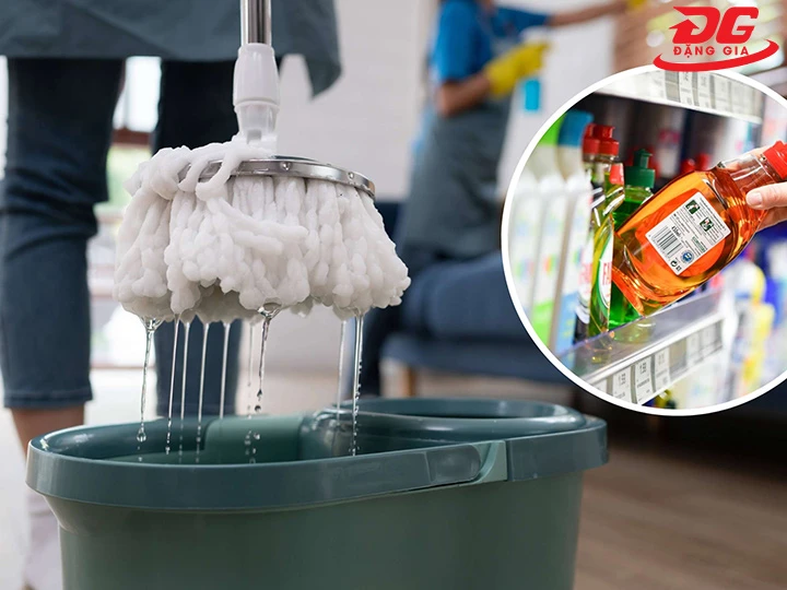 nên kết hợp nước nóng với dung dịch tẩy rửa khi lau nhà