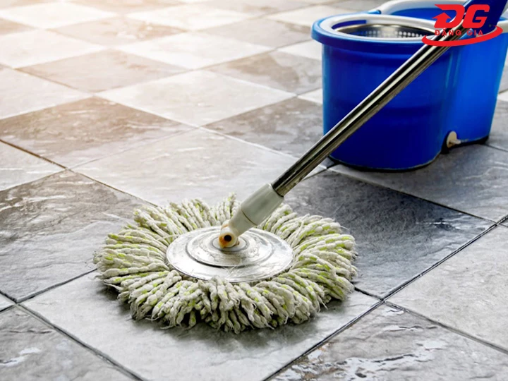 trường hợp nên và không nên lau nhà bằng nước nóng