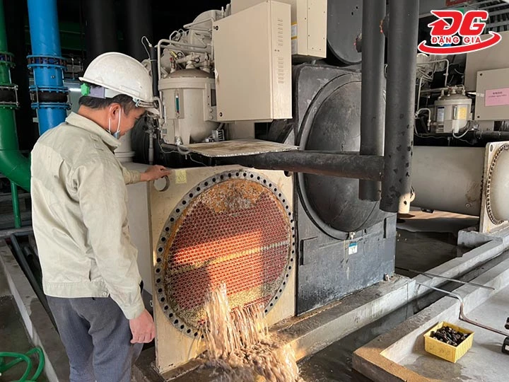 xử lý cáu cặn chiller bằng Sục rửa ống dẫn nước