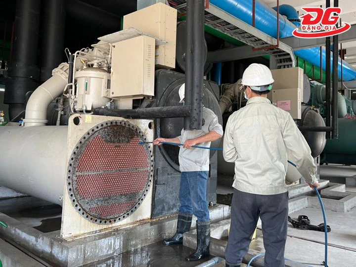 xử lý cáu cặn chiller bằng sục rửa ống dẫn nước