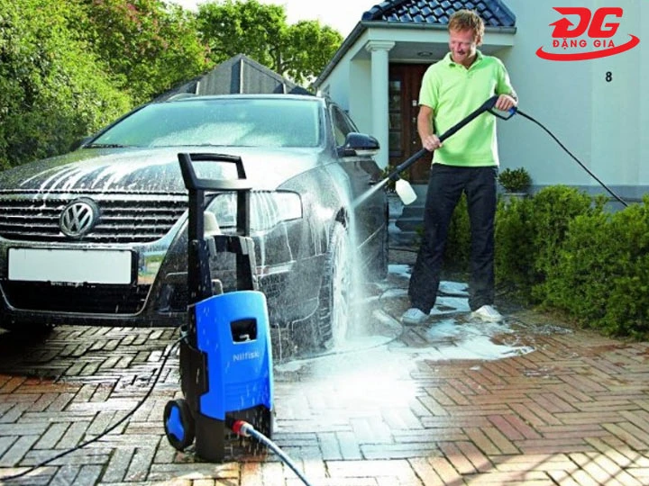 Chọn máy rửa xe tưới cây Tiện di chuyển với bánh xe và tay cầm