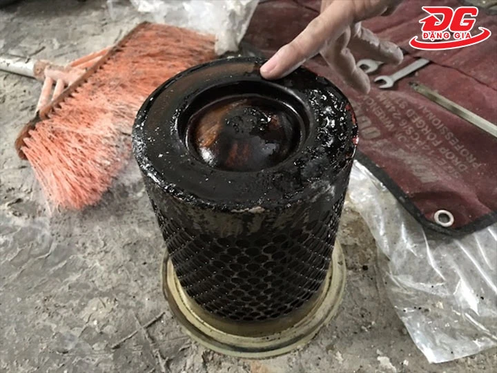 dầu máy của máy nén hơi trục vít bị keo