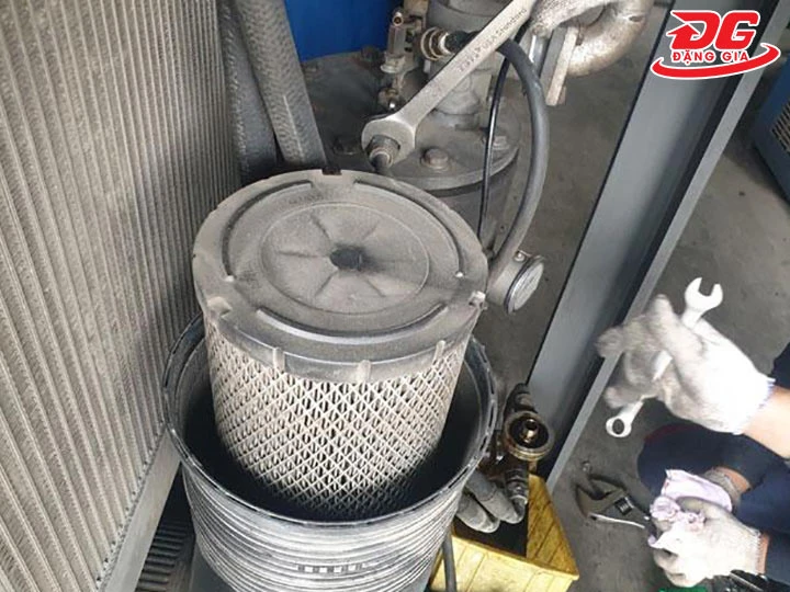 vệ sinh bộ lọc khí máy nén khí trục vít