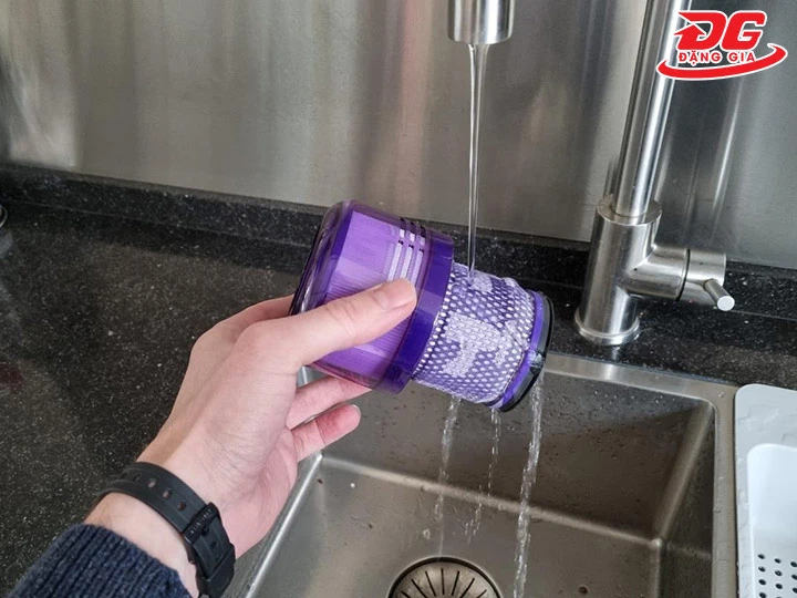 vệ sinh bộ lọc của máy hút bụi bàn thờ