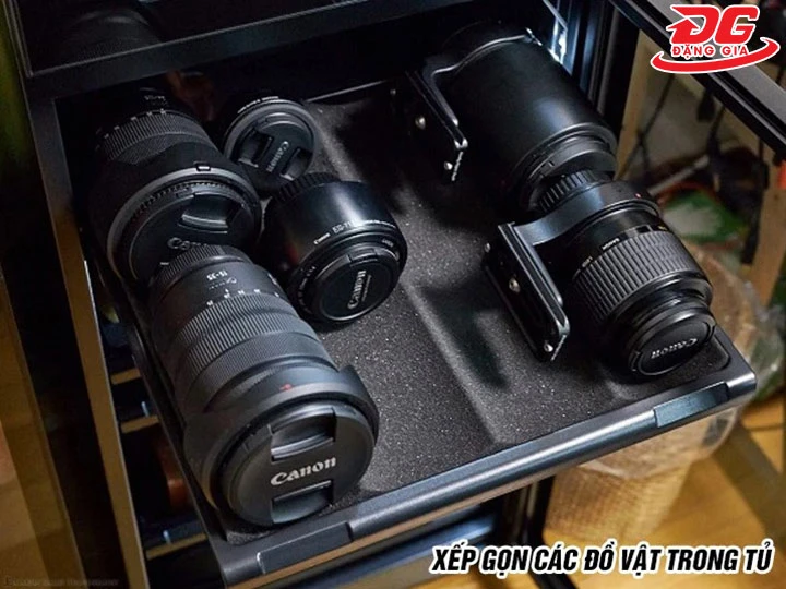 xếp đồ vào khay gọn gàng